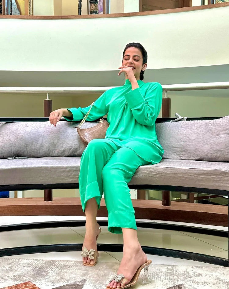 Picture of Manahils - Knot Set Parrot Green - Available at Raja Sahib